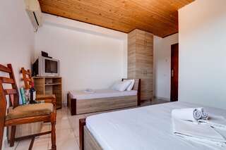 Отели типа «постель и завтрак» Sumice Inn Петровац Трехместный номер-2