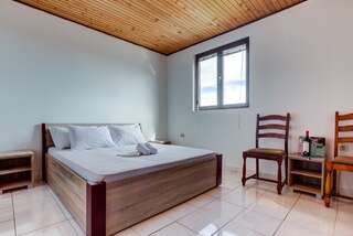 Отели типа «постель и завтрак» Sumice Inn Петровац Трехместный номер-3