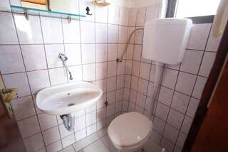 Отели типа «постель и завтрак» Sumice Inn Петровац Трехместный номер-4